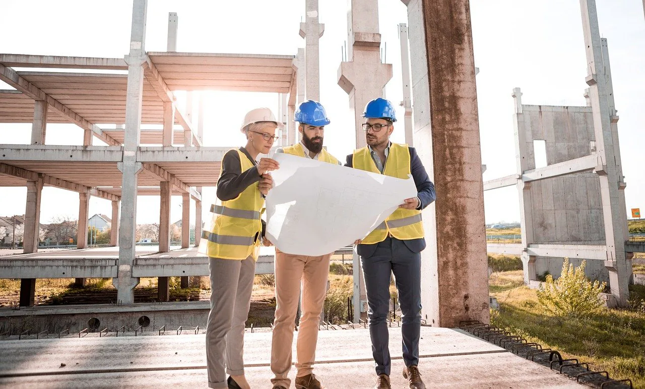 Architektenplan auf einer Baustelle – sorgfältige Planung der Sanierung in Stuttgart