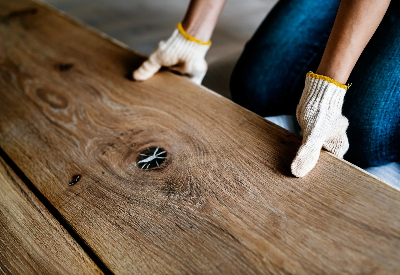 Bodenleger verlegt Holzboden – professionelle Bodenverlegung in Stuttgart