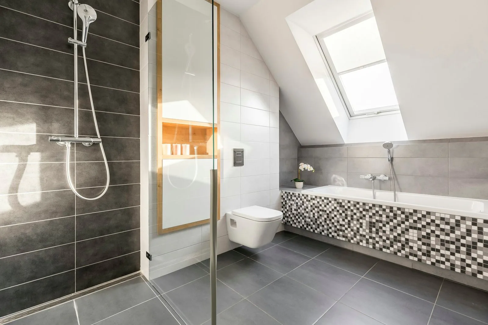 Natursteinverlegung – elegantes helles Steinbad mit hochwertigen Natursteinfliesen