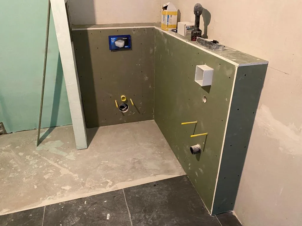 Modernisiertes Badezimmer mit Waschtisch