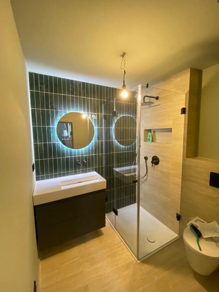 Modernes Badezimmer mit hochwertigen Fliesen in Stuttgart