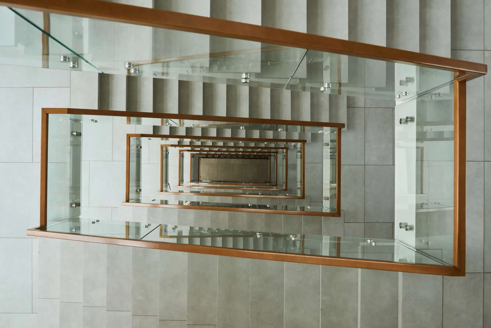 Modernes saniertes Treppenhaus in einem Gebäude in Stuttgart