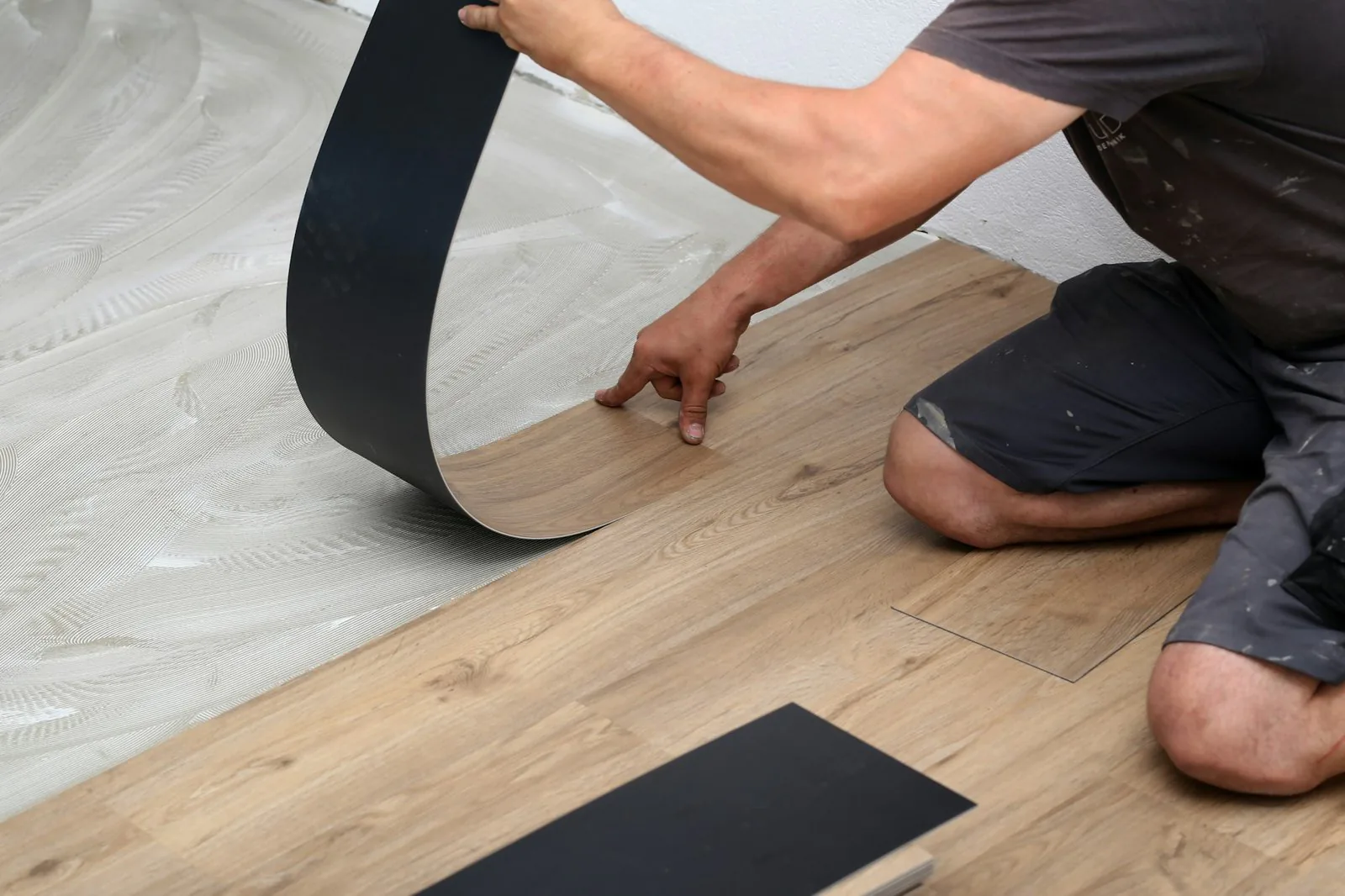 Handwerker verlegt neuen Vinylboden – Vinylverlegung in Stuttgart